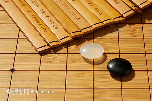 围棋棋盘上的棋子和书