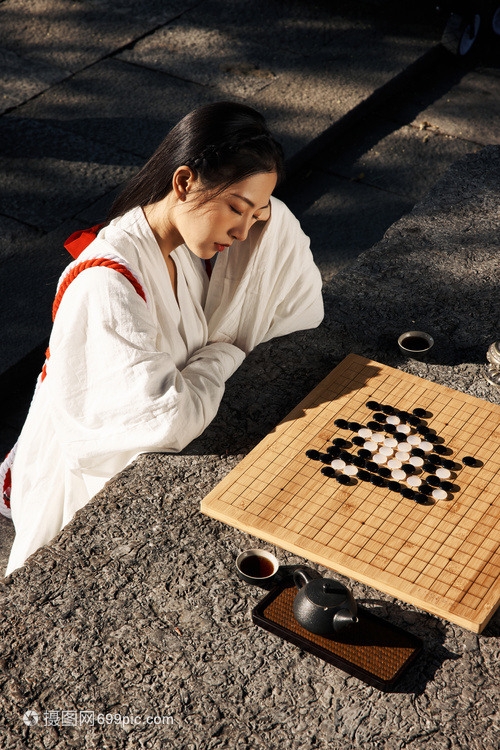 下围棋打盹的气质古风美女