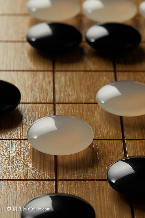 围棋盘上的黑白棋子