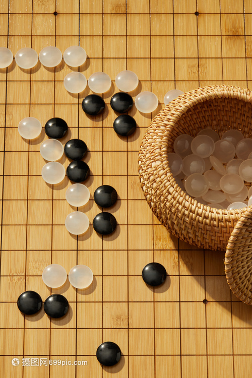 围棋盘上的黑白棋子
